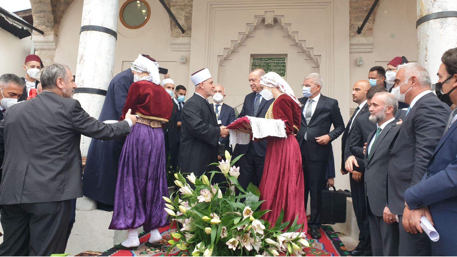 predsjednik-turske-erdogan-i-reisu-l-ulema-kavazovic-svecano-otvorili-bascarsijsku-dzamiju73729.jpg