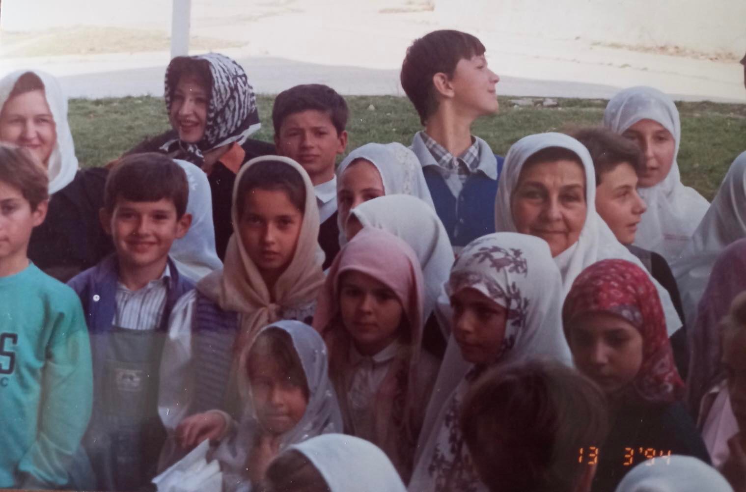 Muallima Hajrija sa djecom iz mekteba, 1994.godina.jpg